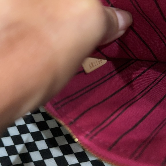 Louis Vuitton Pouch Cherry - Picture 5 of 9